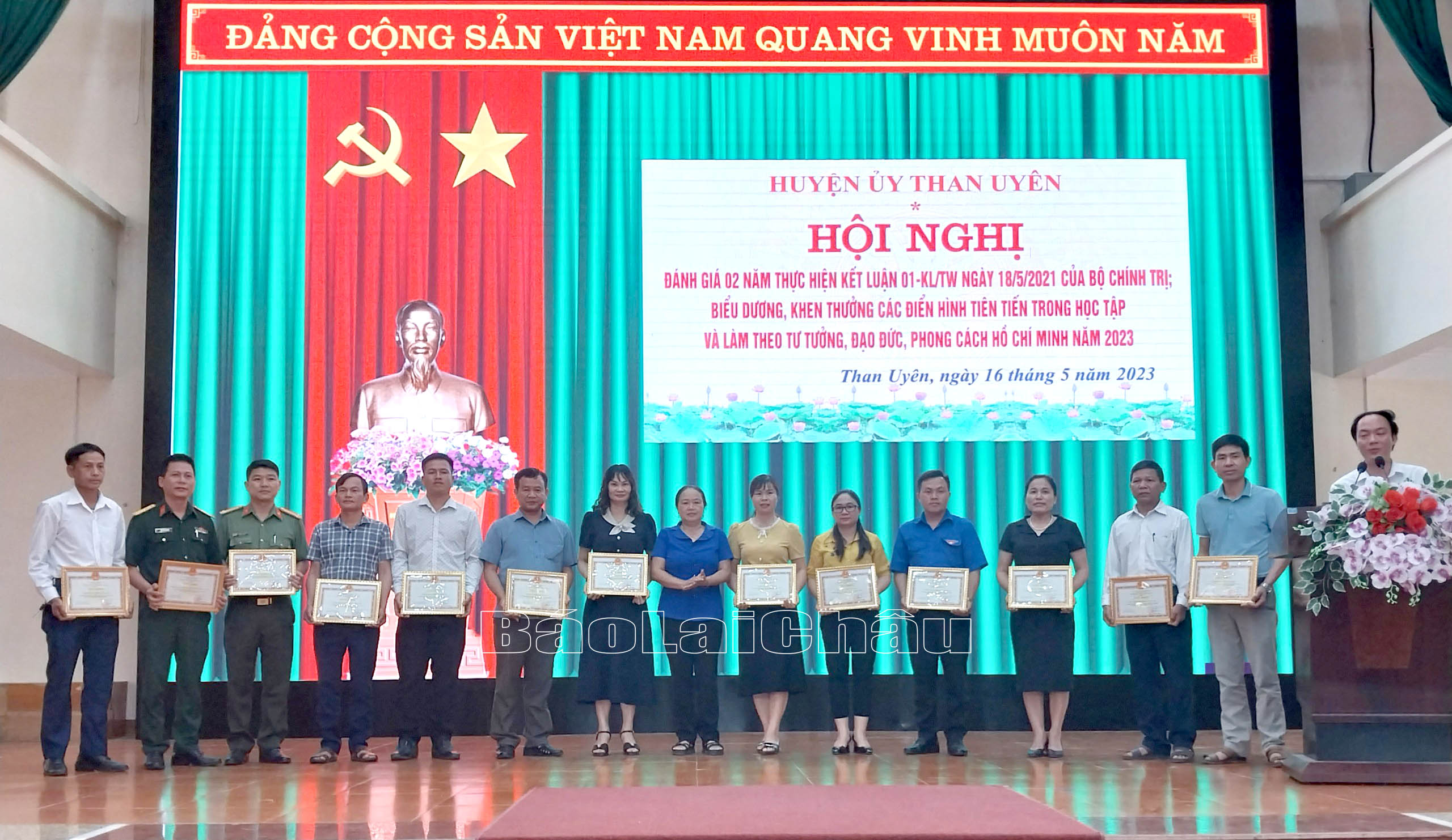 Đồng chí Lê Thị Kim Ngân – Phó Bí thư Thường trực Huyện ủy trao giấy khen cho các tập thể có thành tích tiêu biểu trong học tập và làm theo tư tưởng, đạo đức, phong cách Hồ Chí Minh năm 2023.